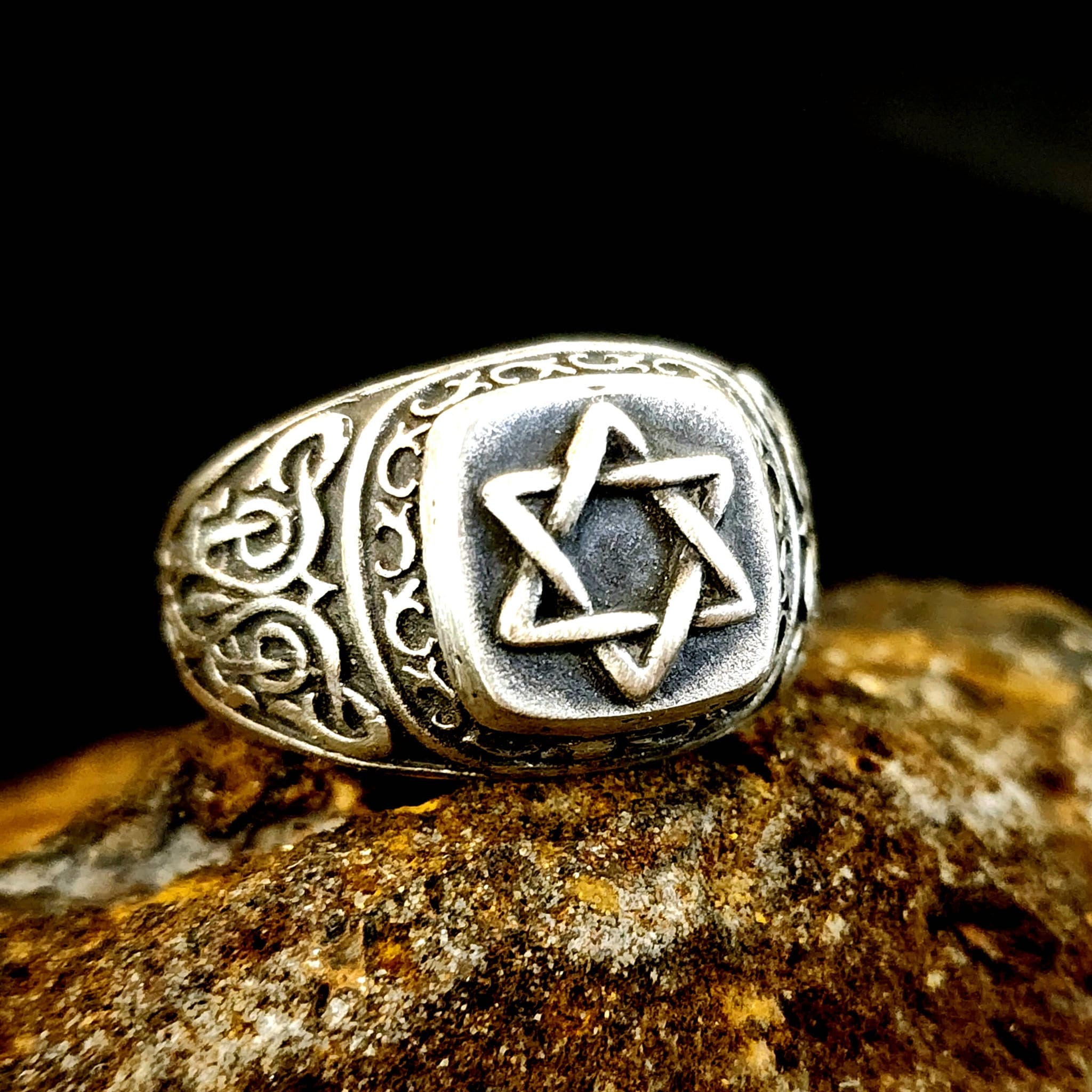 טבעת מגן דוד מעוטרת